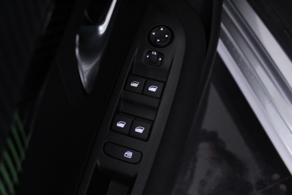 peugeot-208-2024-gasolina-1199cc