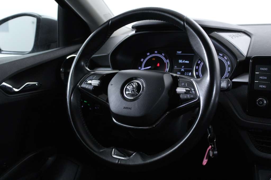 skoda-fabia-2023-gasolina-999cc