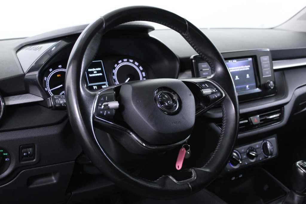 skoda-fabia-2023-gasolina-999cc