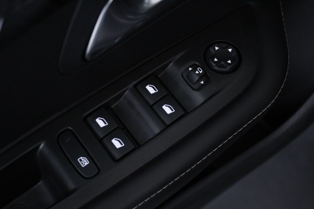 peugeot-208-2025-hibrido-1199cc