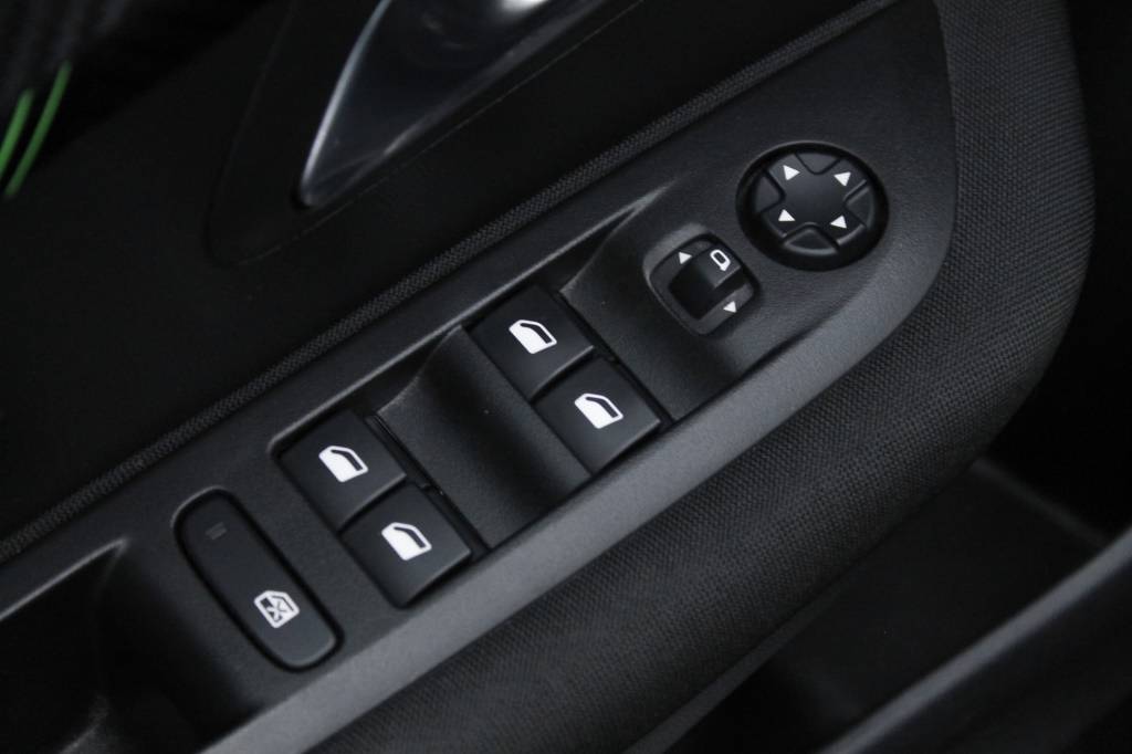 peugeot-208-2024-gasolina-1199cc