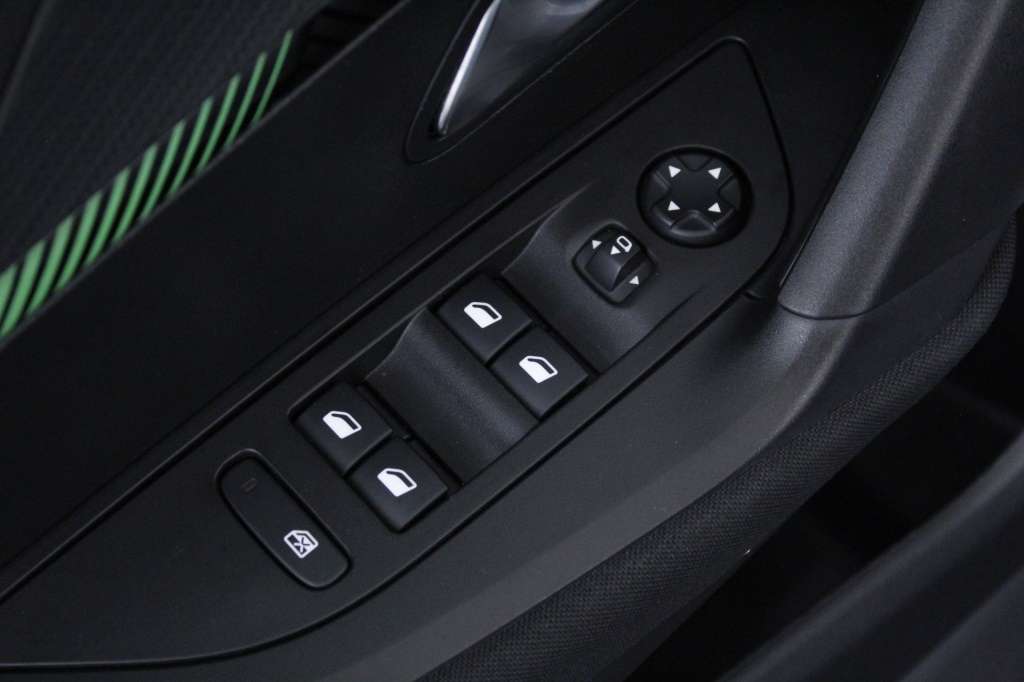 peugeot-2008-2024-gasolina-1199cc