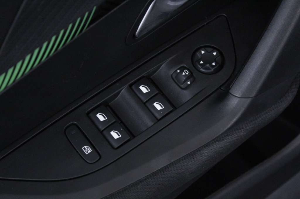 peugeot-2008-2024-gasolina-1199cc