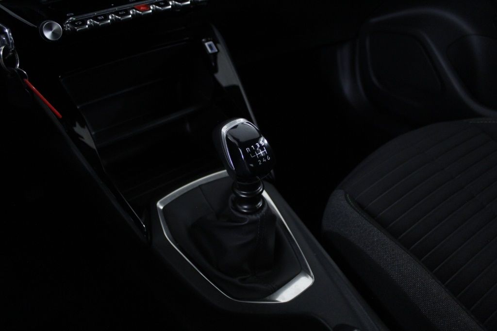 peugeot-2008-2024-gasolina-1199cc
