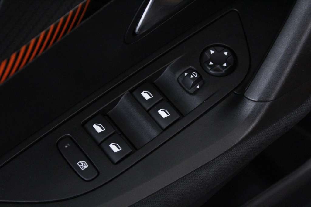 peugeot-2008-2022-gasolina-1199cc
