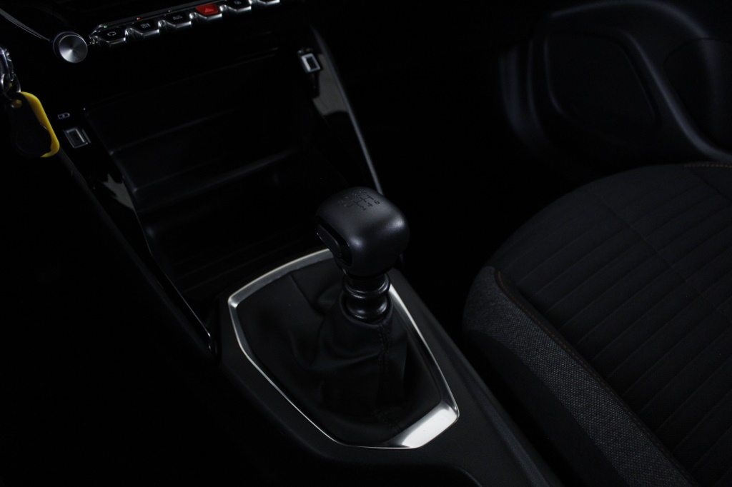 peugeot-2008-2022-gasolina-1199cc