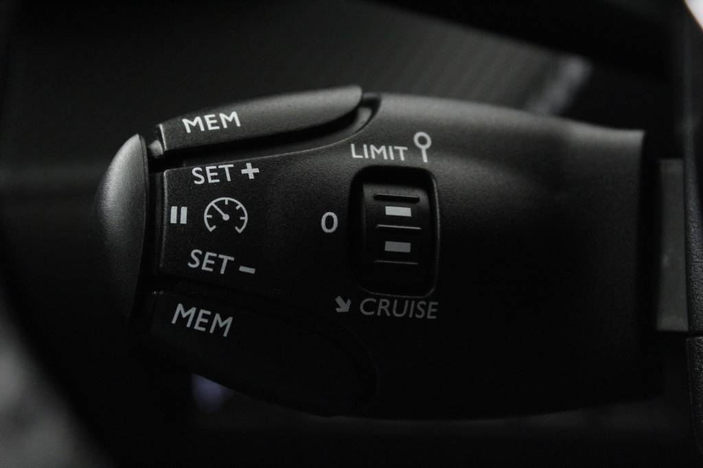 peugeot-2008-2024-gasolina-1199cc