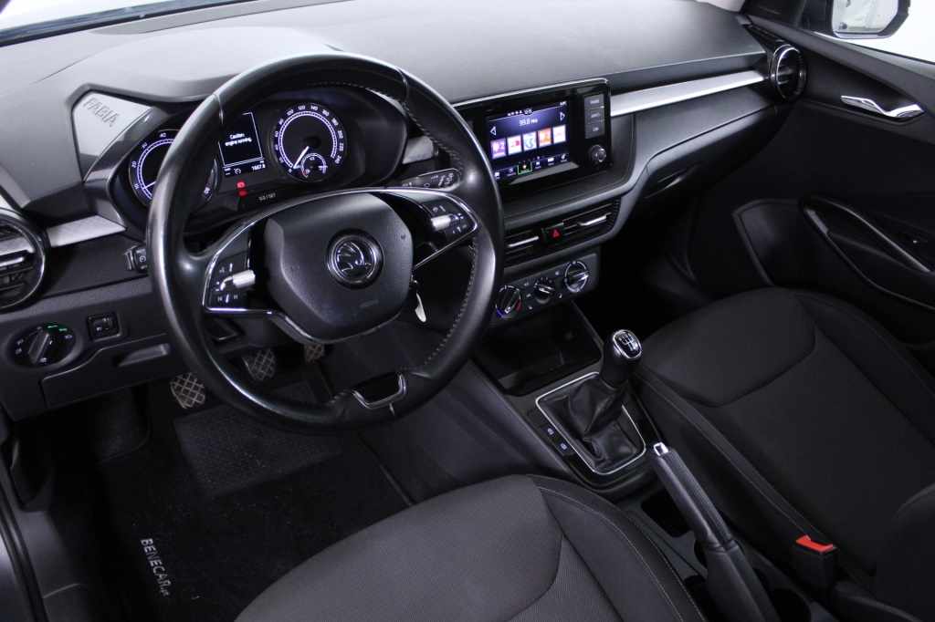 skoda-fabia-2023-gasolina-999cc
