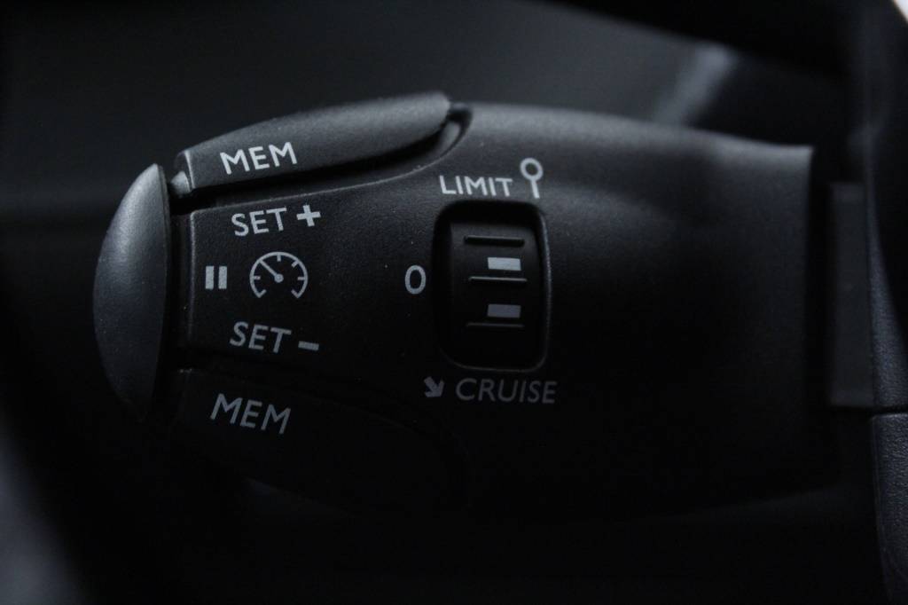 peugeot-2008-2024-gasolina-1199cc