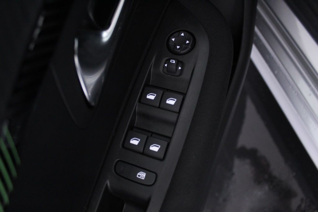 peugeot-208-2024-gasolina-1199cc