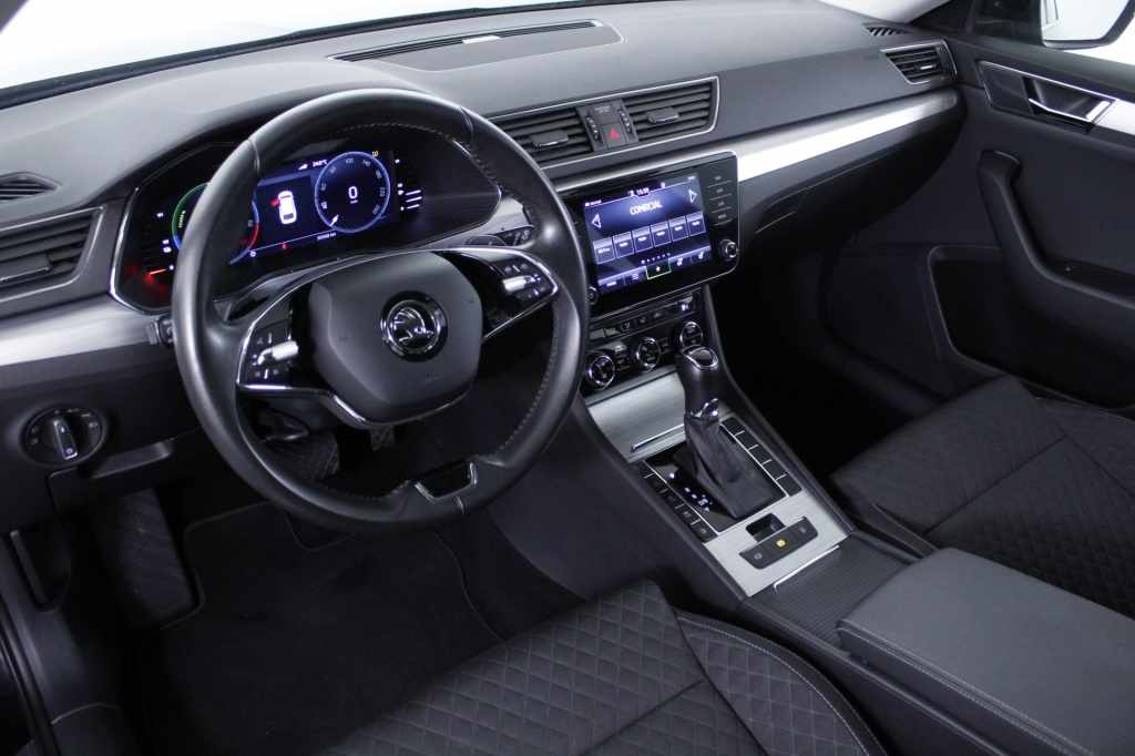 skoda-superb-2024-hibrido-1395cc