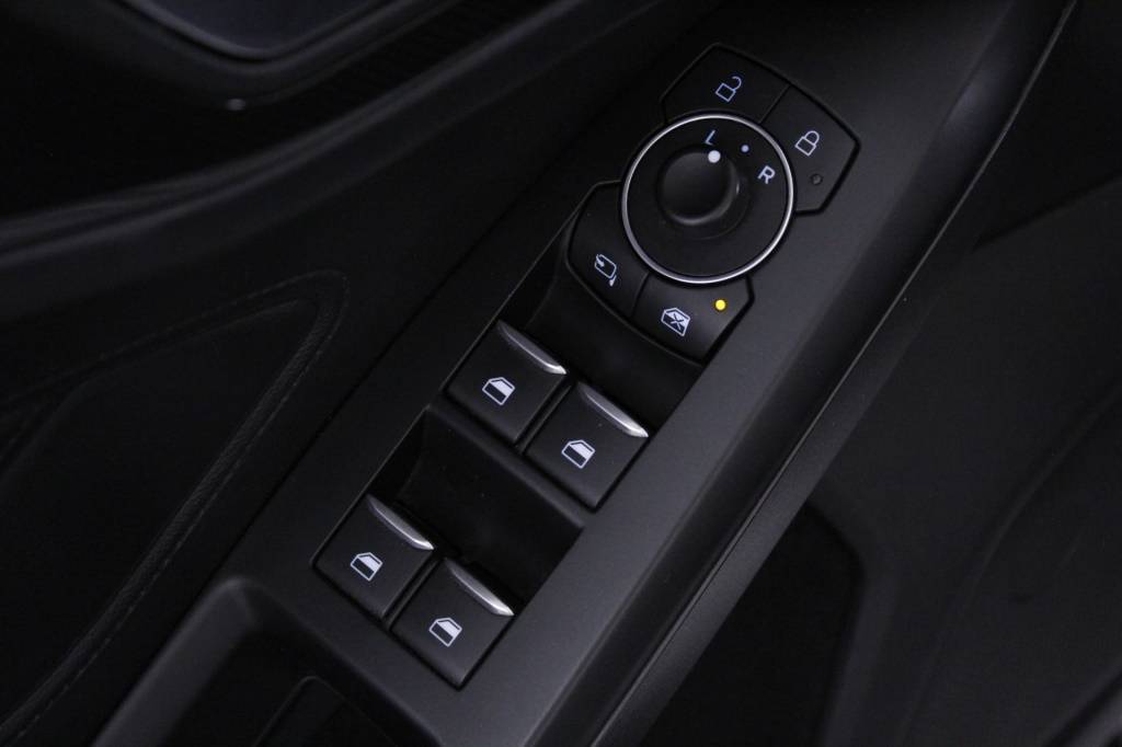 ford-focus-2023-hibrido-999cc