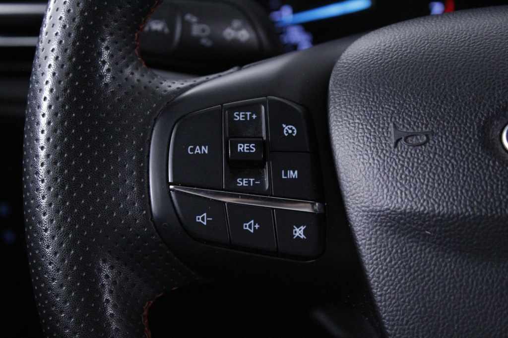 ford-focus-2023-hibrido-999cc