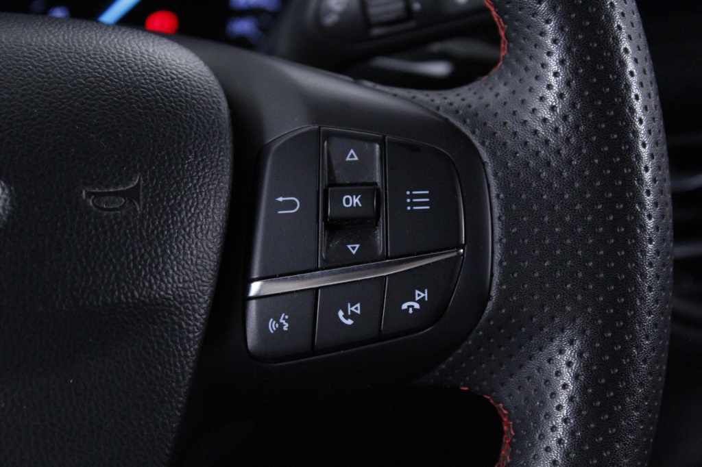ford-focus-2023-hibrido-999cc