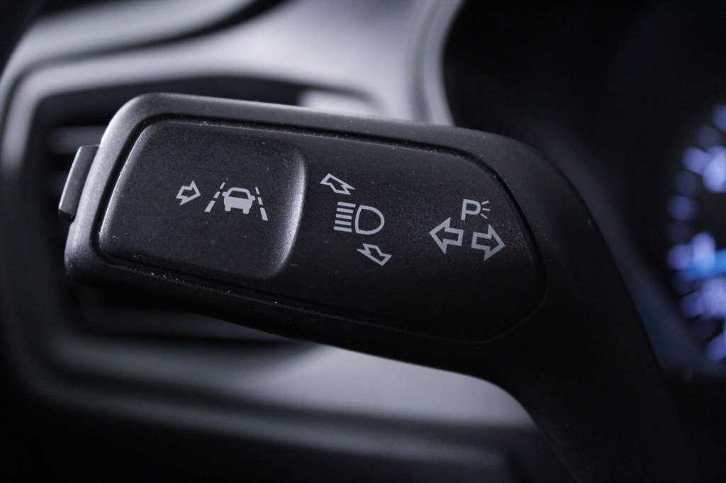 ford-focus-2023-hibrido-999cc