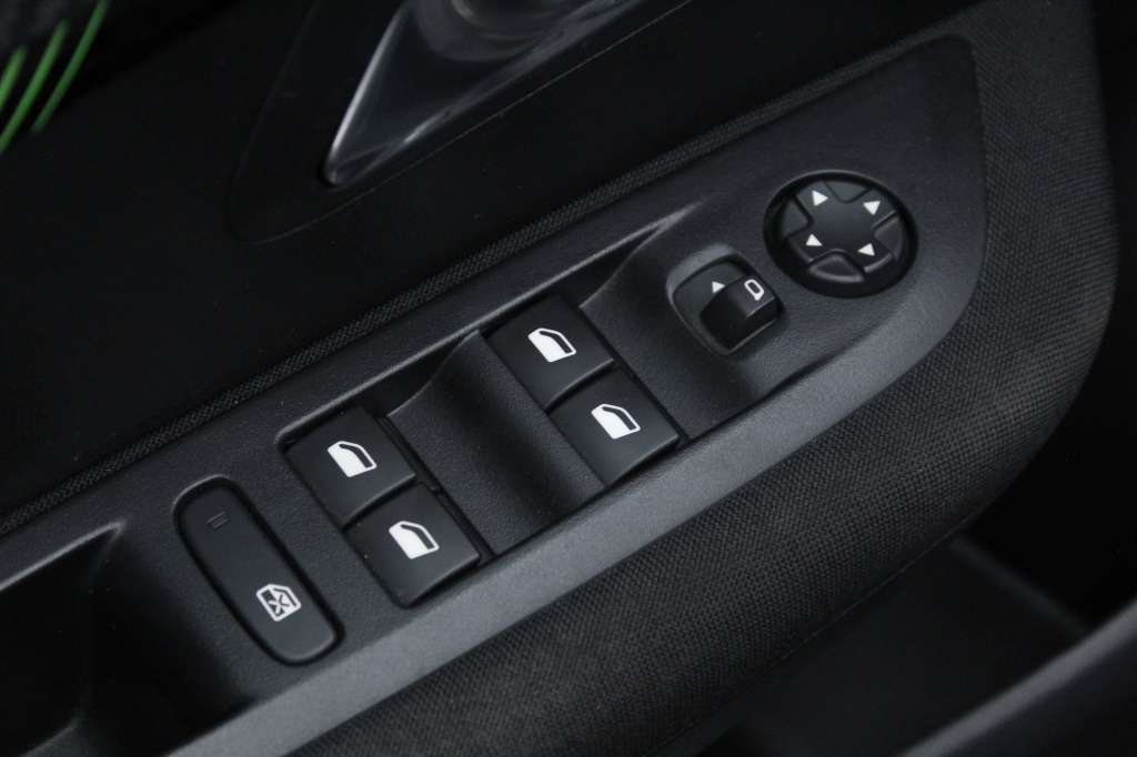 peugeot-208-2024-gasolina-1199cc