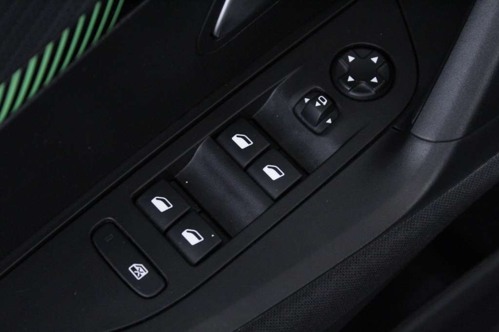 peugeot-2008-2024-gasolina-1199cc