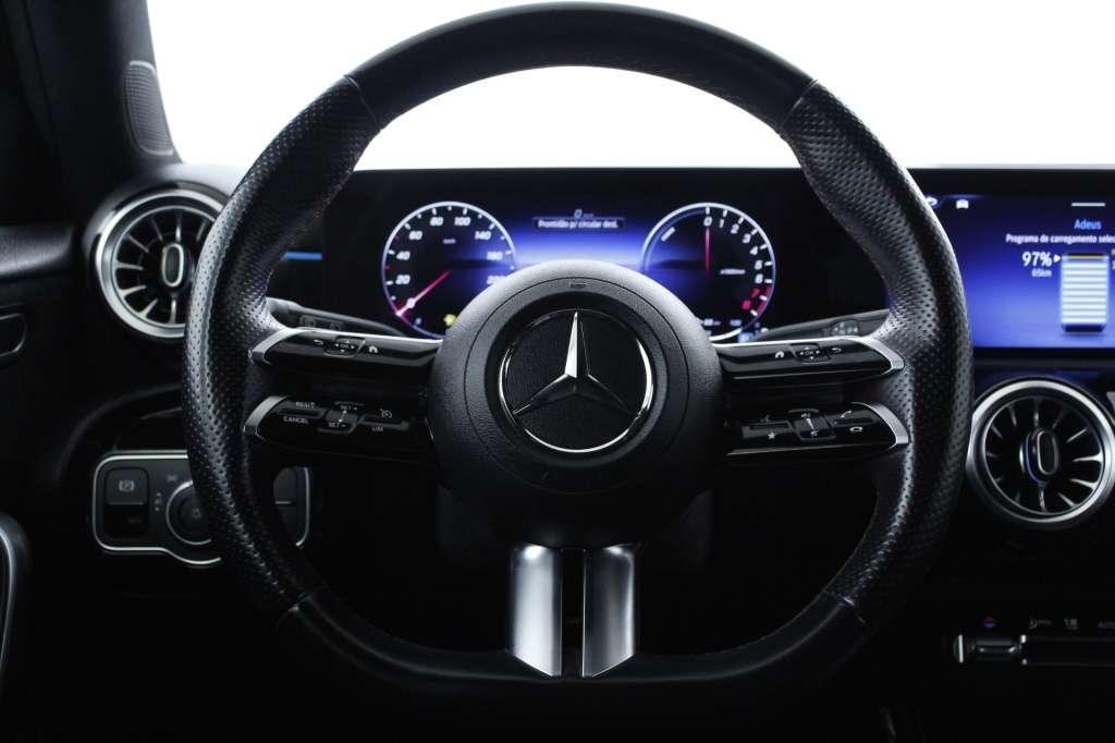 mercedes-benz-classe-a-2023-hibrido-1332cc