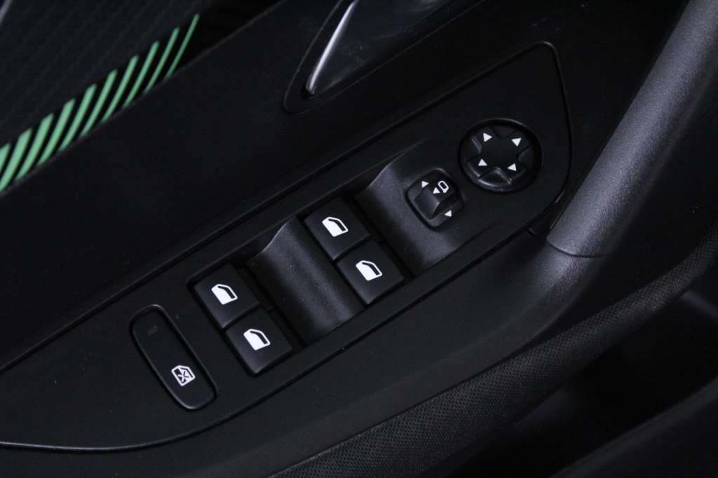 peugeot-2008-2024-gasolina-1199cc