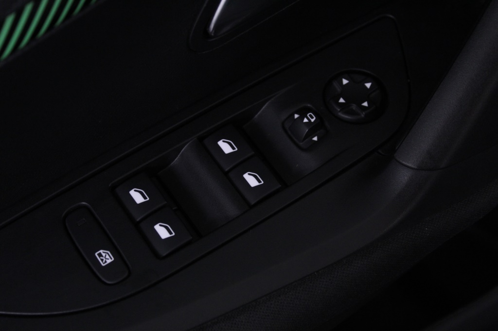 peugeot-2008-2024-gasolina-1199cc