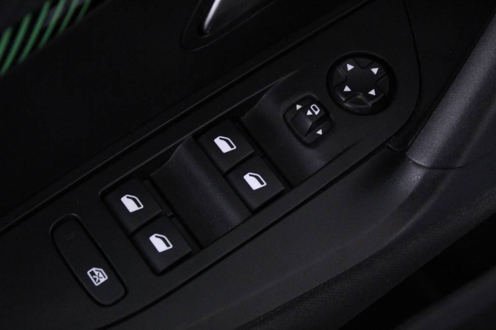 peugeot-2008-2024-gasolina-1199cc
