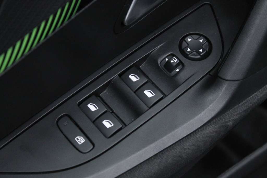 peugeot-2008-2024-gasolina-1199cc