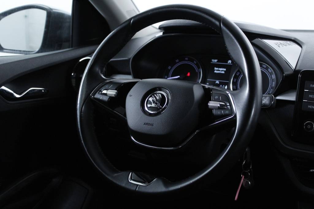 skoda-fabia-2023-gasolina-999cc