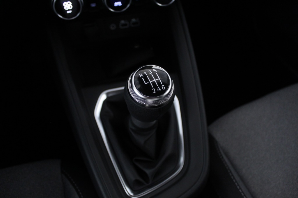 mitsubishi-colt-2024-gasolina-999cc