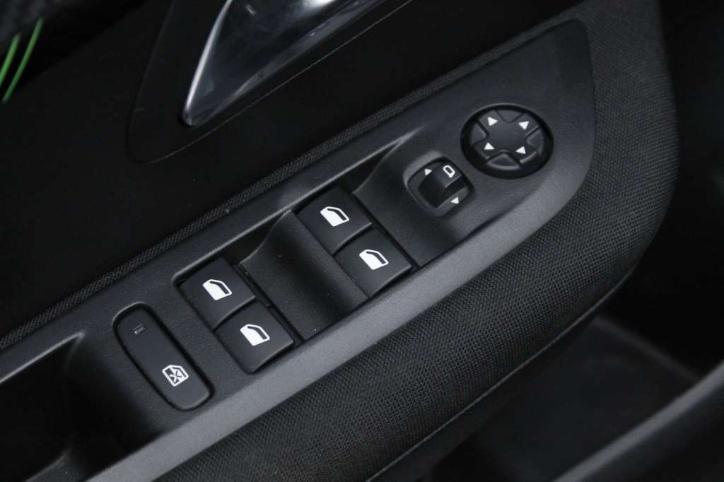 peugeot-208-2024-gasolina-1199cc