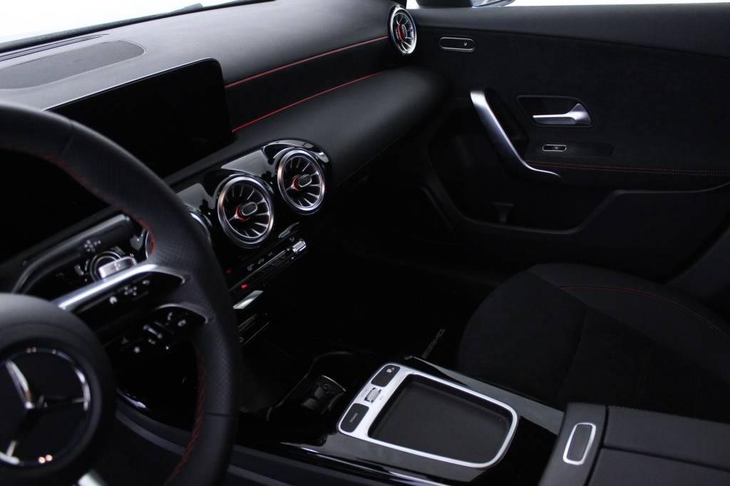 mercedes-benz-classe-a-2023-hibrido-1332cc