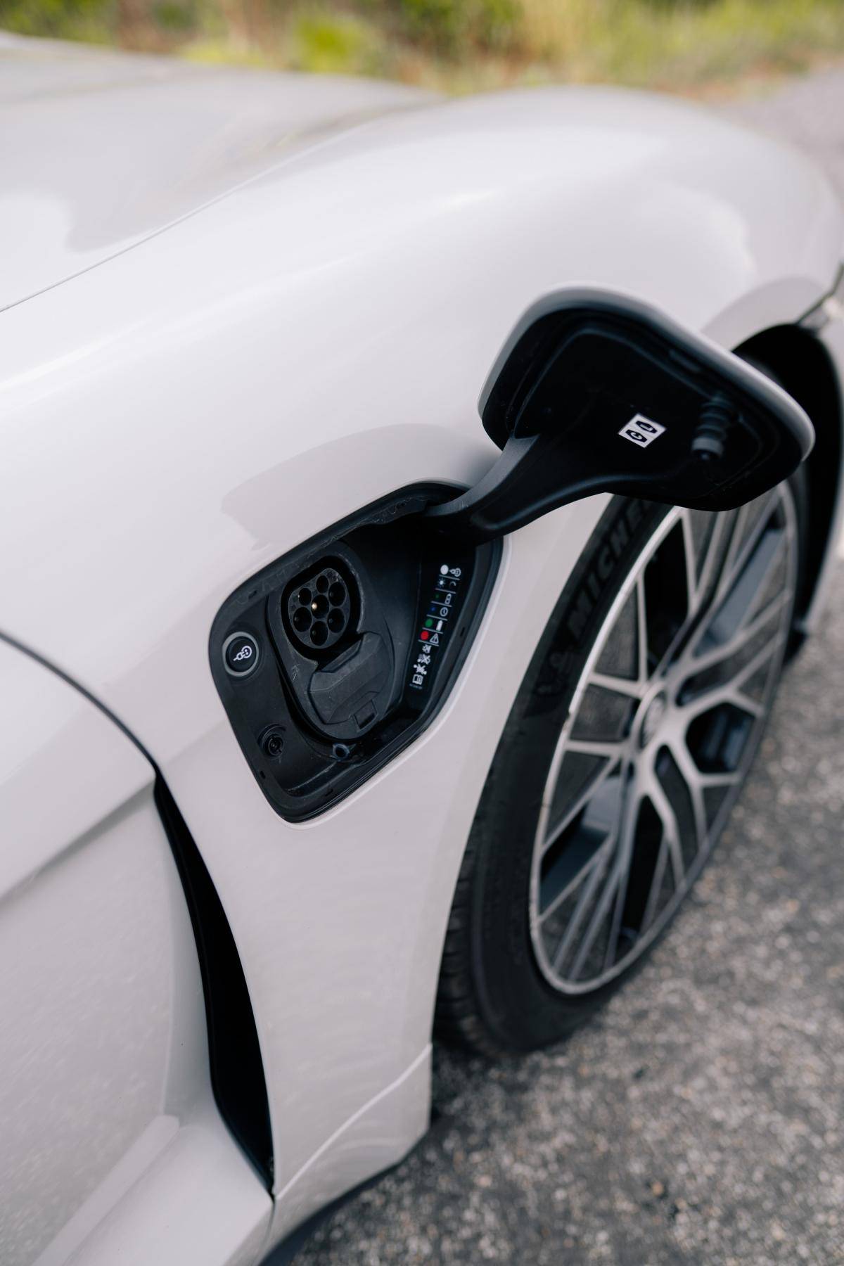 porsche-taycan-2023-eletrico-0cc