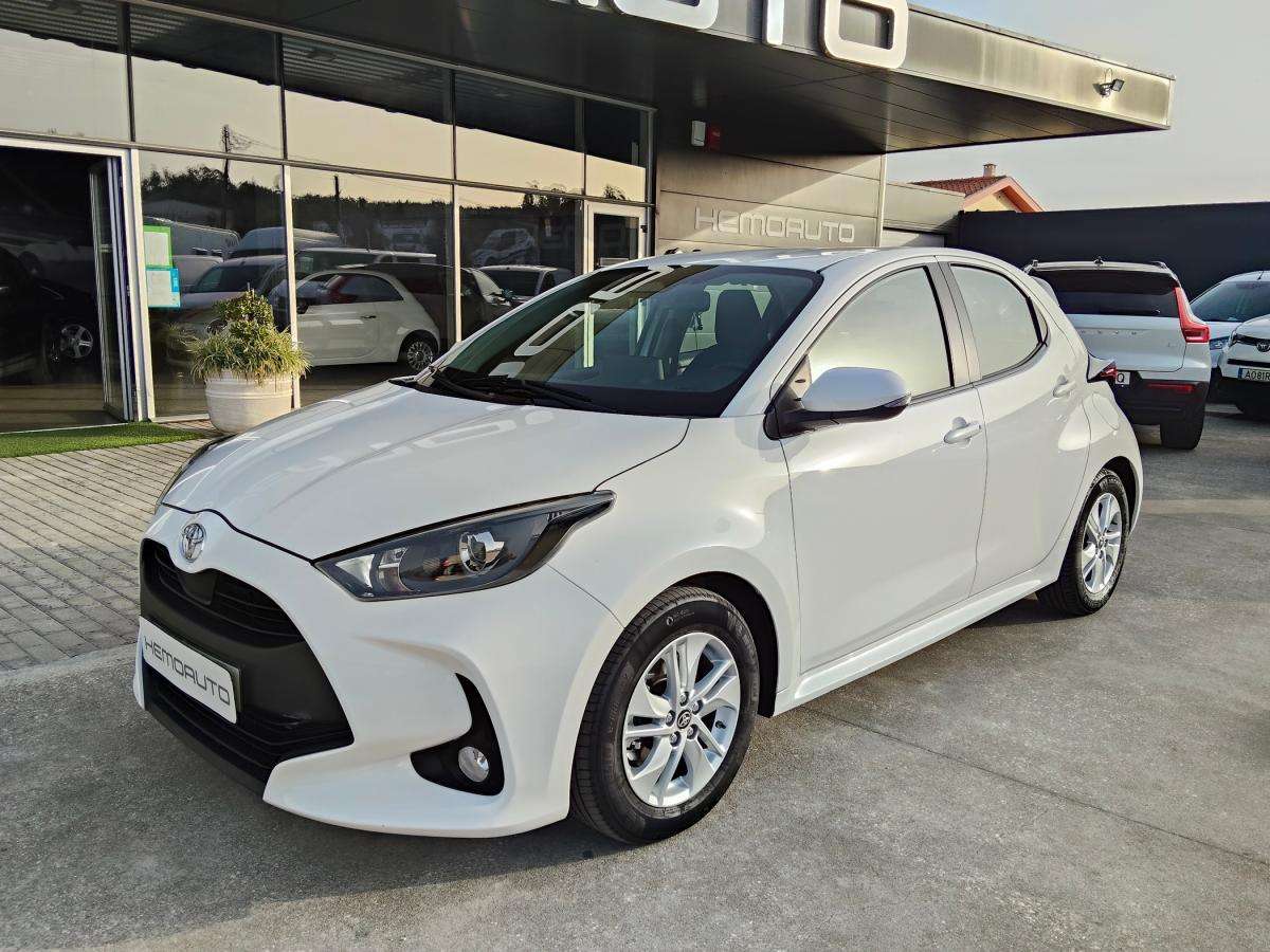 toyota-yaris-2024-hibrido-a-gasolina-1490cc