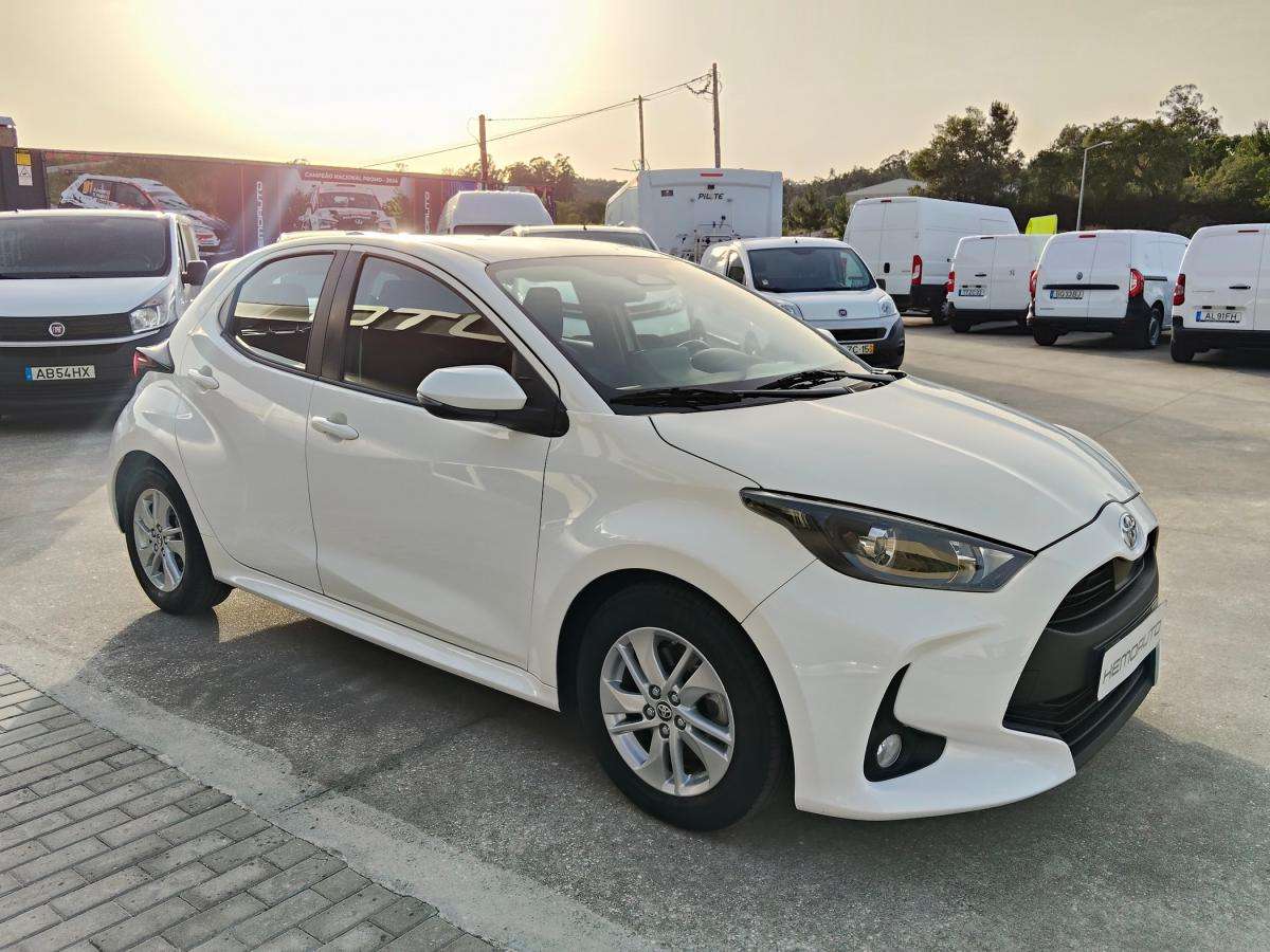 toyota-yaris-2024-hibrido-a-gasolina-1490cc