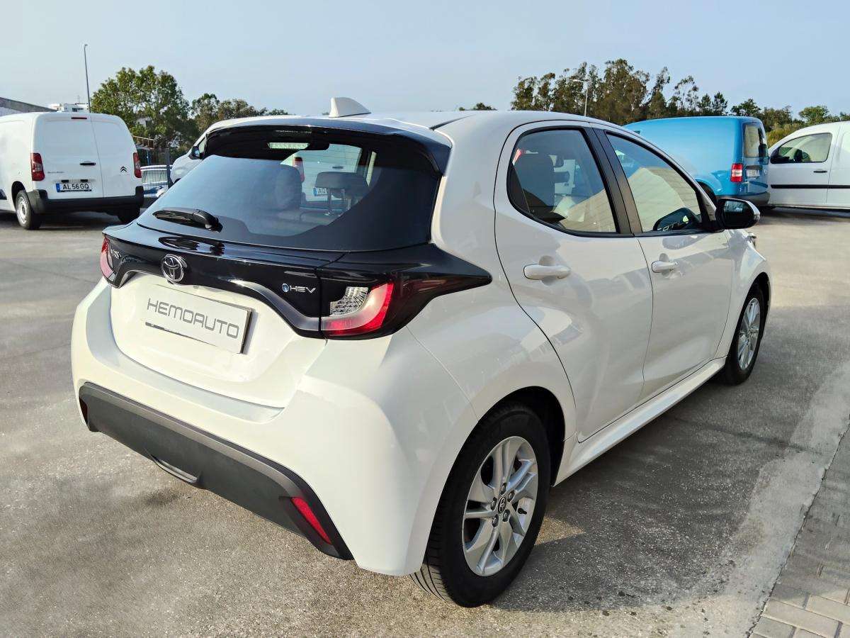 toyota-yaris-2024-hibrido-a-gasolina-1490cc