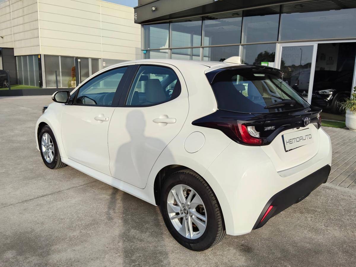 toyota-yaris-2024-hibrido-a-gasolina-1490cc