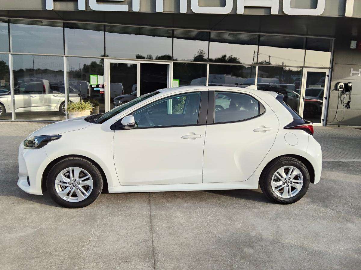 toyota-yaris-2024-hibrido-a-gasolina-1490cc
