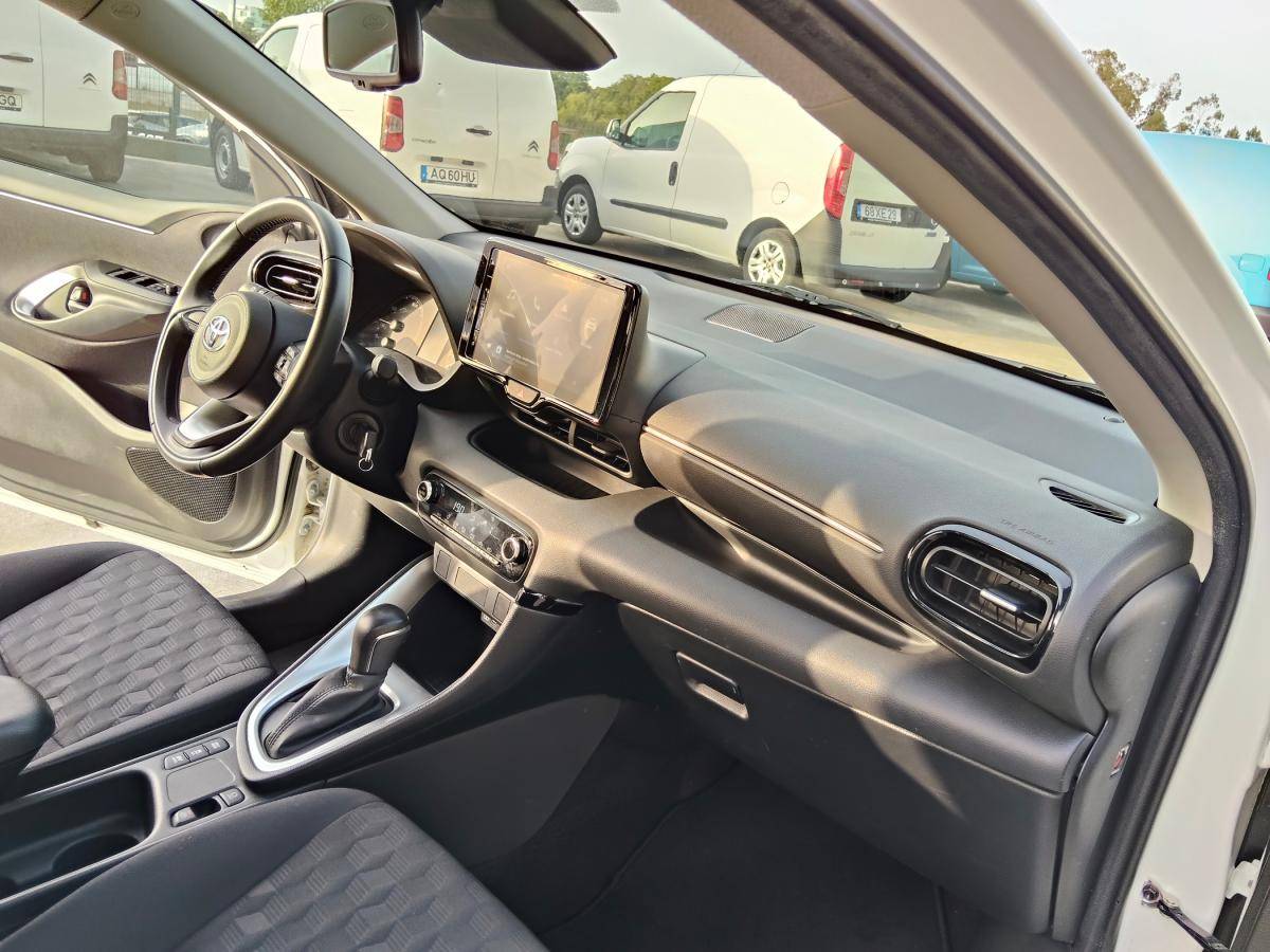 toyota-yaris-2024-hibrido-a-gasolina-1490cc