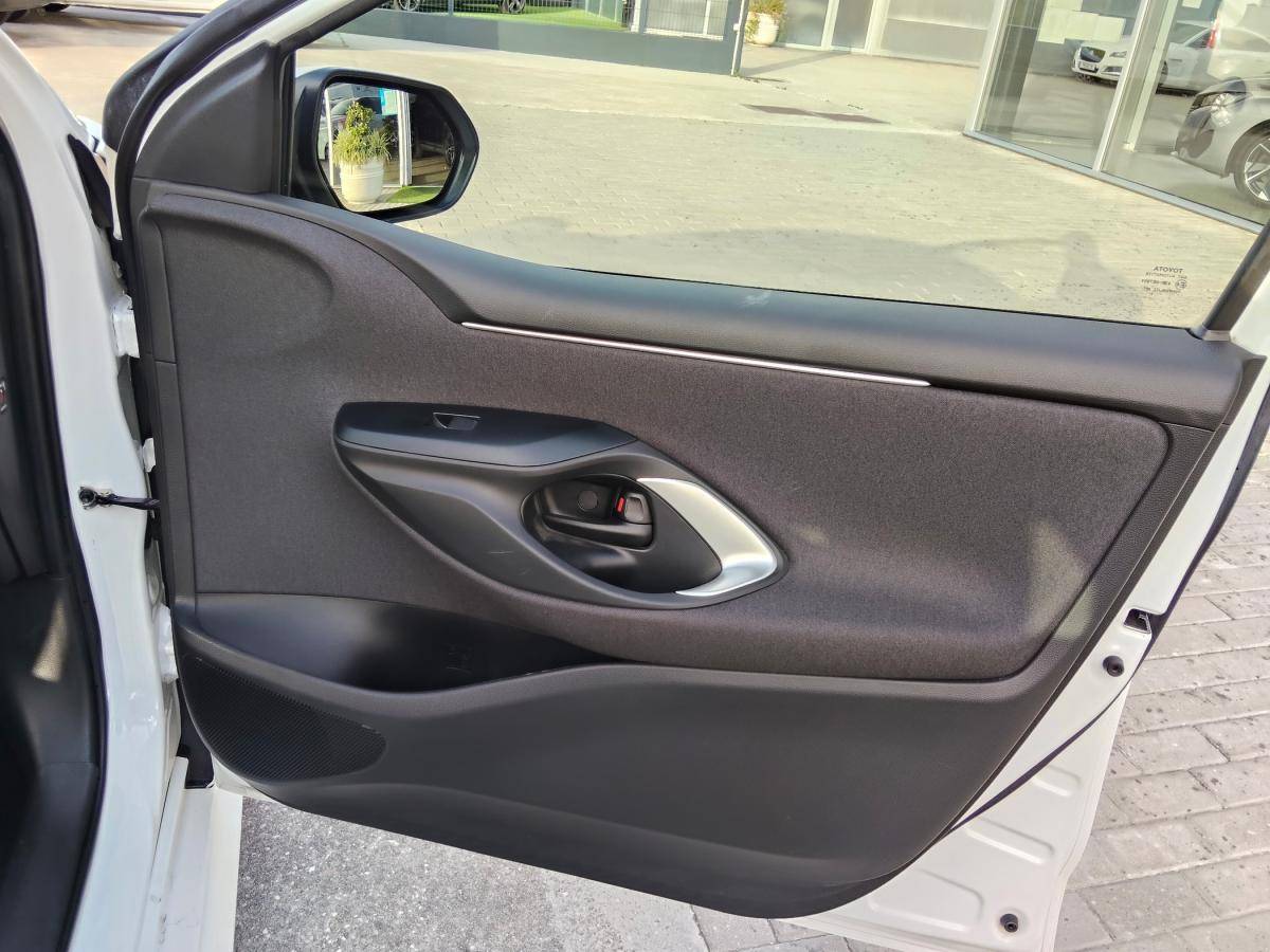 toyota-yaris-2024-hibrido-a-gasolina-1490cc