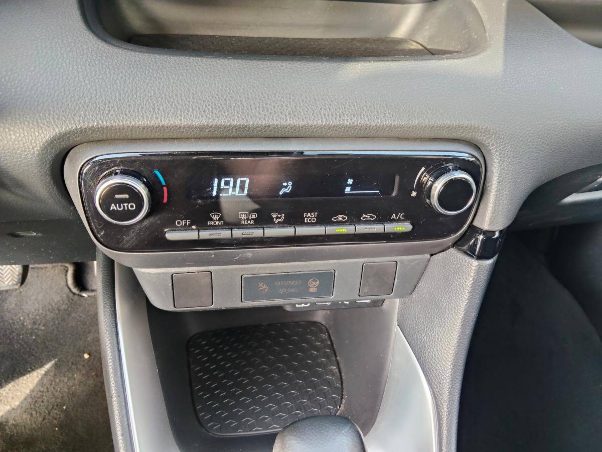 toyota-yaris-2024-hibrido-a-gasolina-1490cc