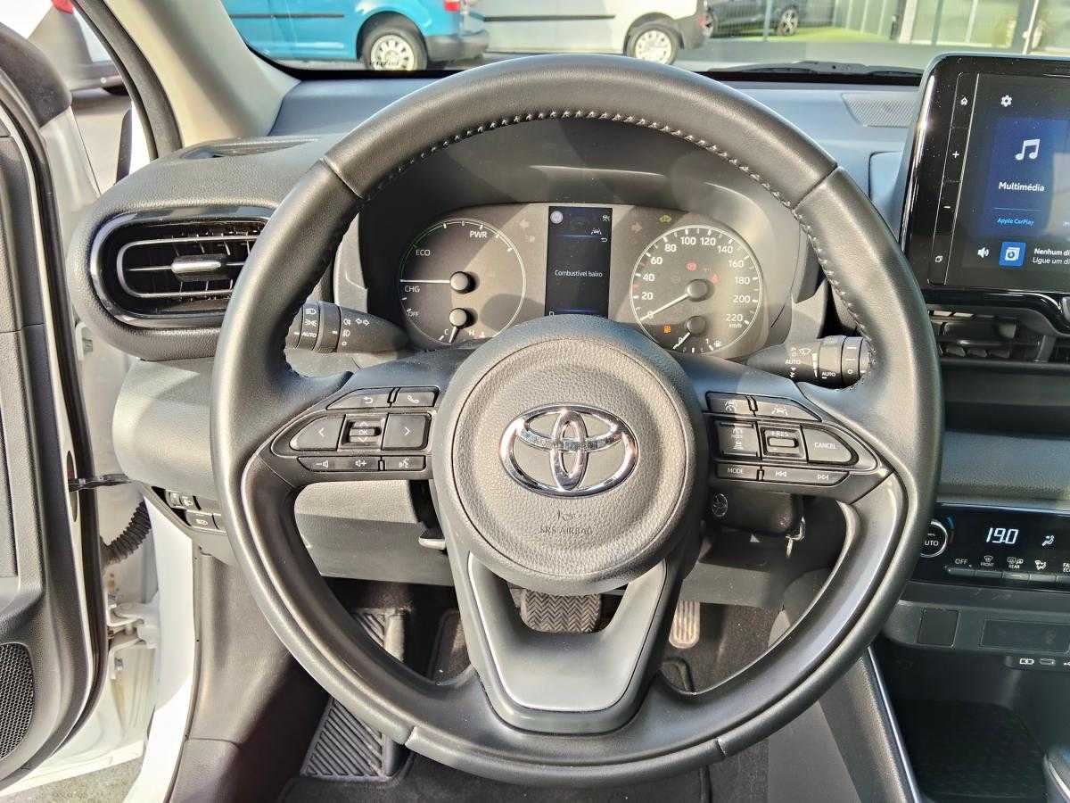 toyota-yaris-2024-hibrido-a-gasolina-1490cc