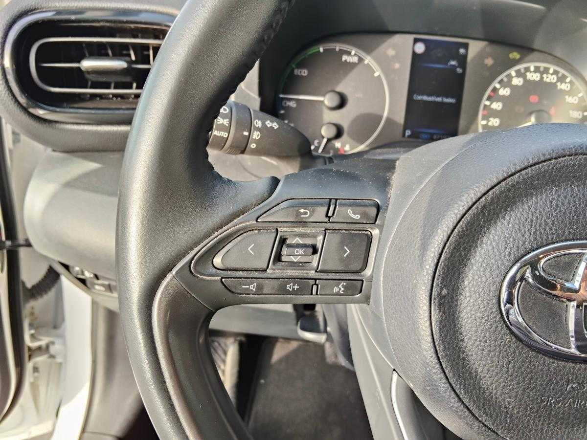 toyota-yaris-2024-hibrido-a-gasolina-1490cc
