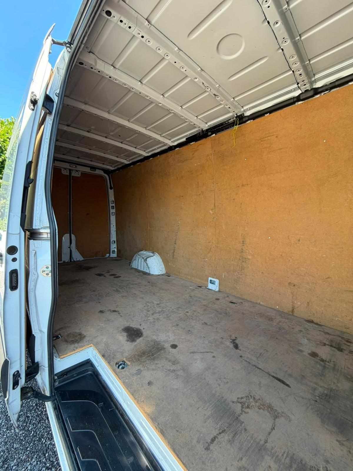 mercedes-benz-sprinter-2023-diesel-1950cc