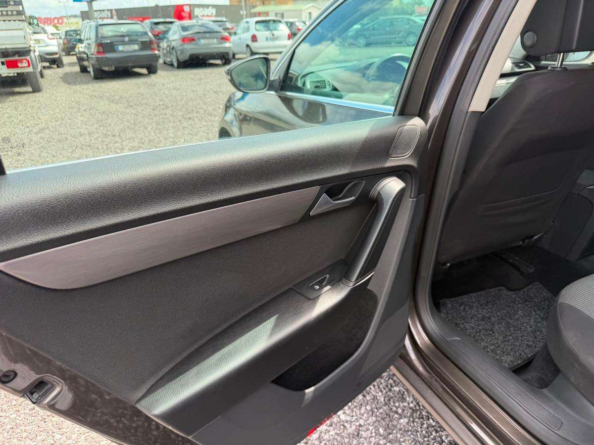 volkswagen-passat-variant-2013-diesel-1598cc