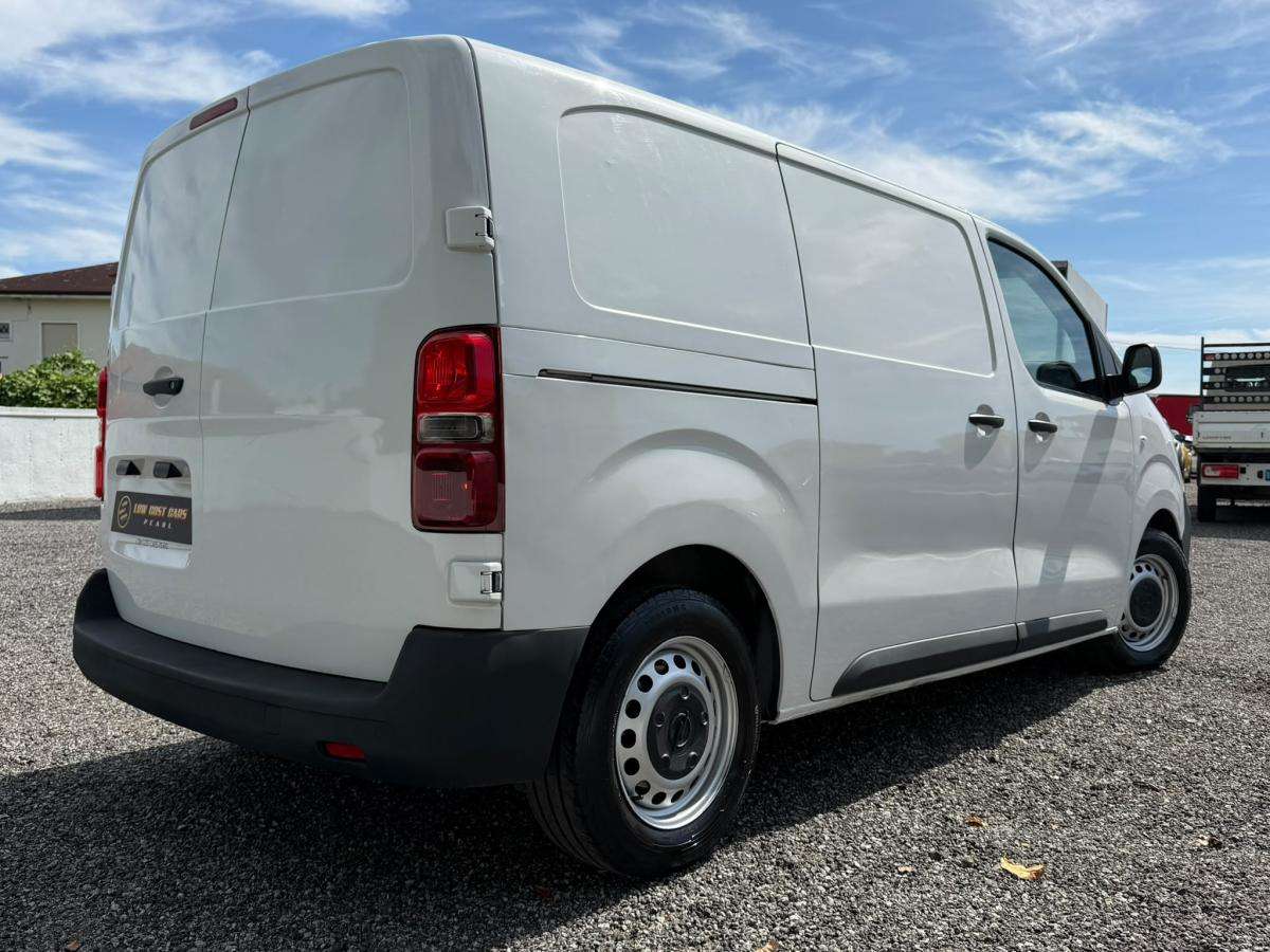 opel-vivaro-2023-diesel-1499cc