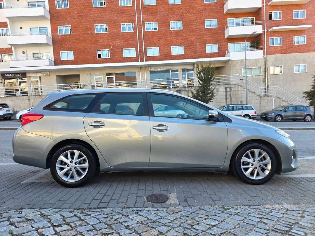 toyota-auris-touring-sports-2015-gasolina-1329cc