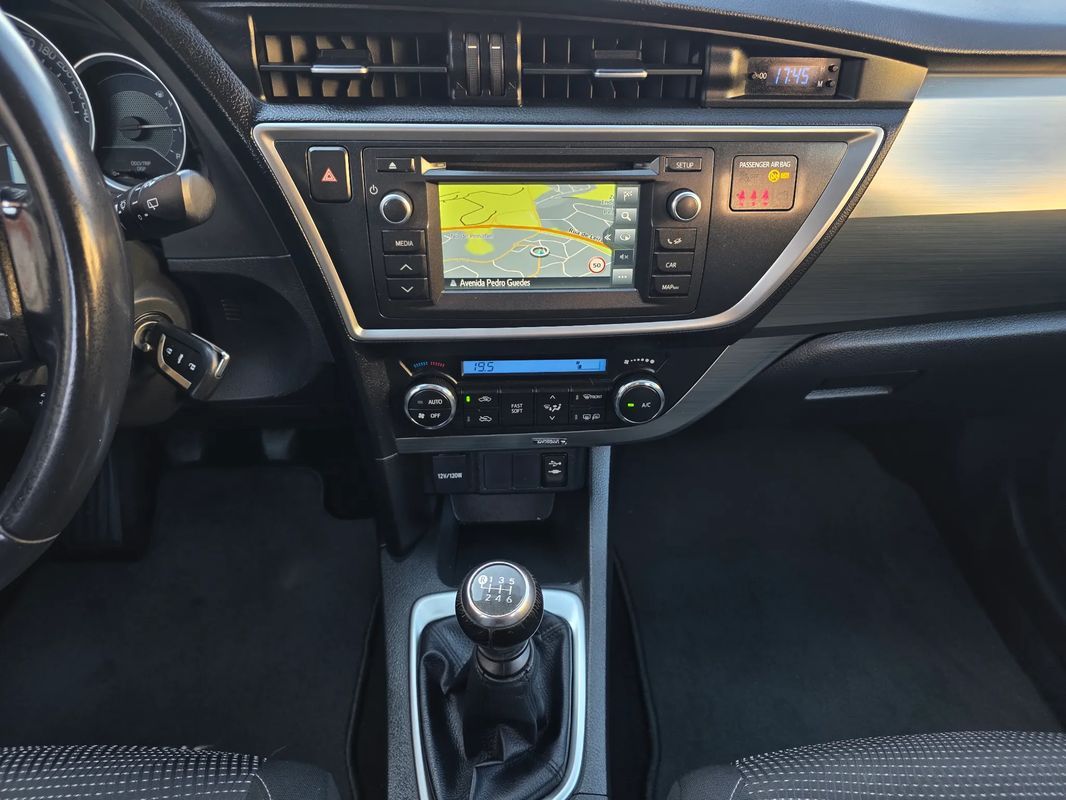toyota-auris-touring-sports-2015-gasolina-1329cc
