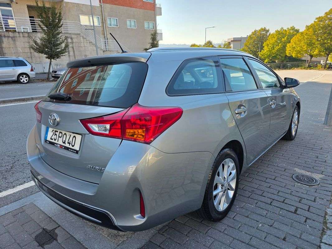 toyota-auris-touring-sports-2015-gasolina-1329cc