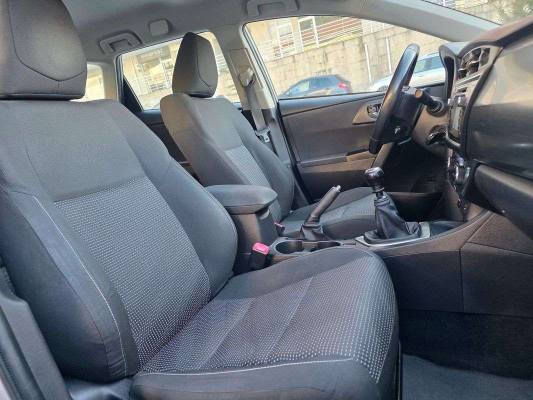 toyota-auris-touring-sports-2015-gasolina-1329cc