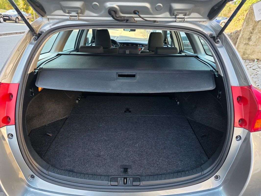 toyota-auris-touring-sports-2015-gasolina-1329cc
