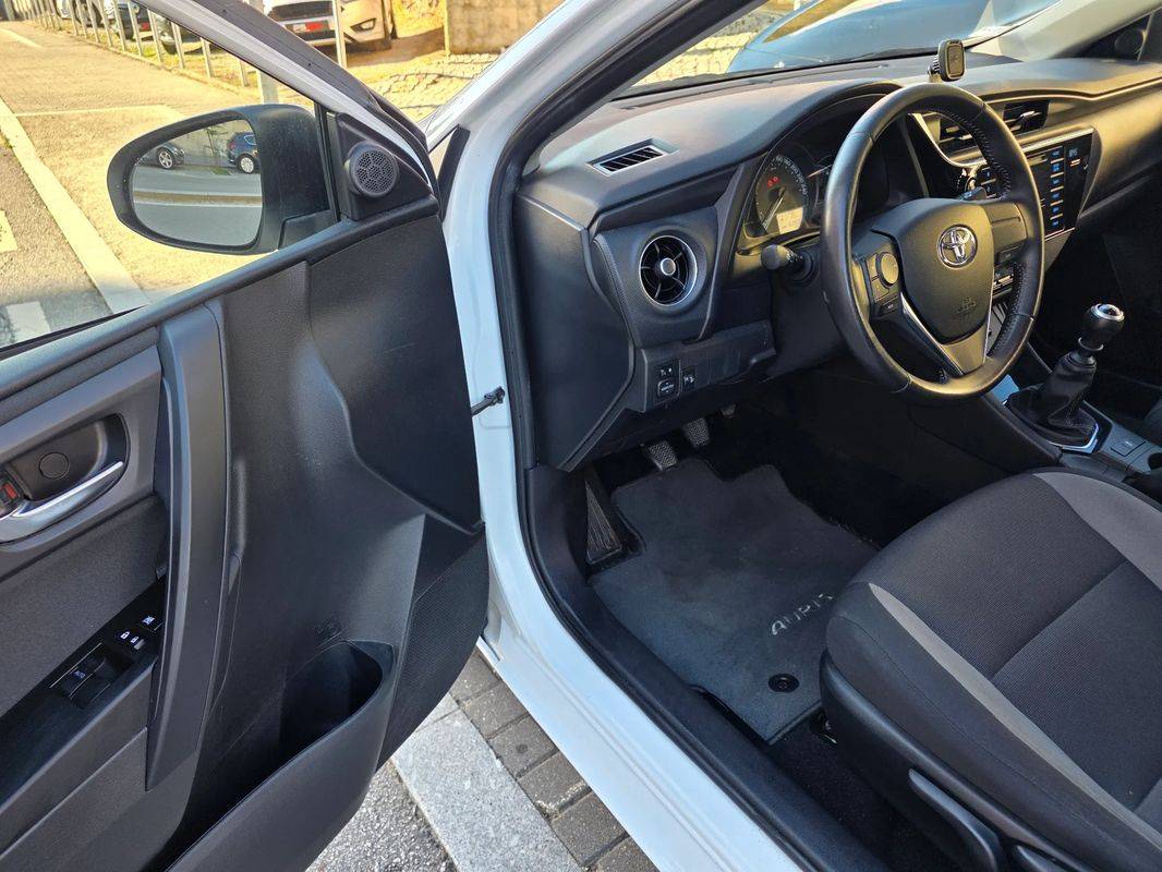 toyota-auris-touring-sports-2016-diesel-1364cc